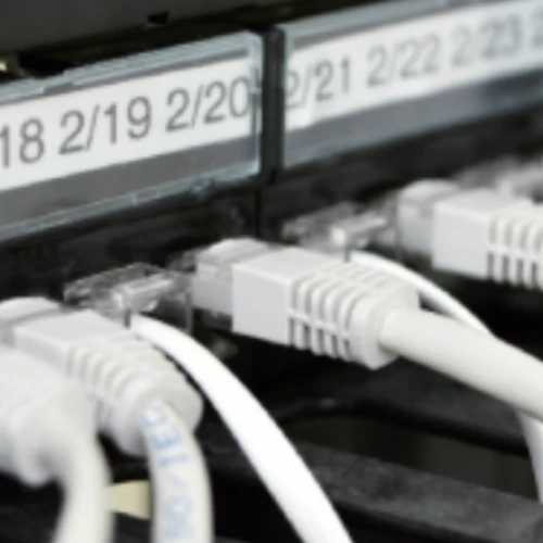 Telecom all-weather labels pada patch panel