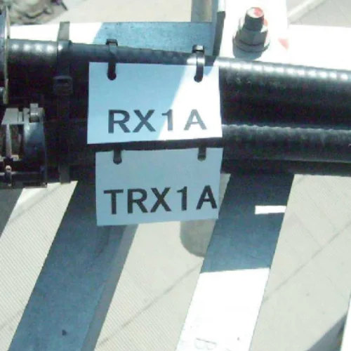 Heavy-duty asset tags M200D pada rack